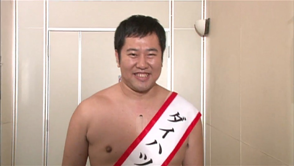 動画「とにかく明るい安村 ダイハツ宣伝大使」のワンシーン。