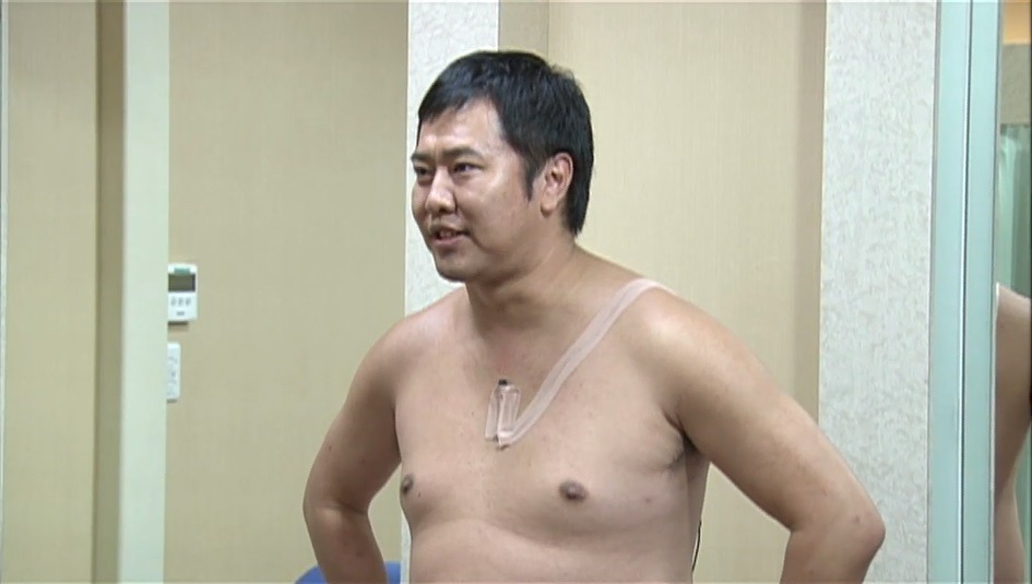 動画「とにかく明るい安村 ダイハツ宣伝大使」のワンシーン。