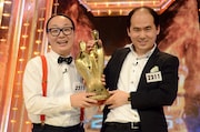 優勝トロフィーを掲げるトレンディエンジェル。