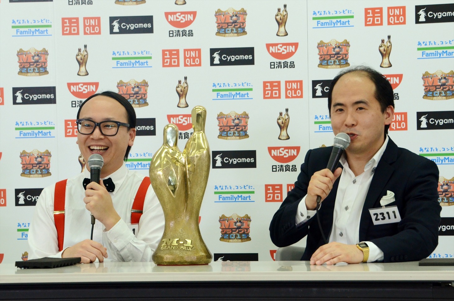 「M-1グランプリ2015」優勝者会見に登場したトレンディエンジェル。