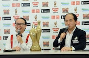 「M-1グランプリ2015」優勝者会見に登場したトレンディエンジェル。