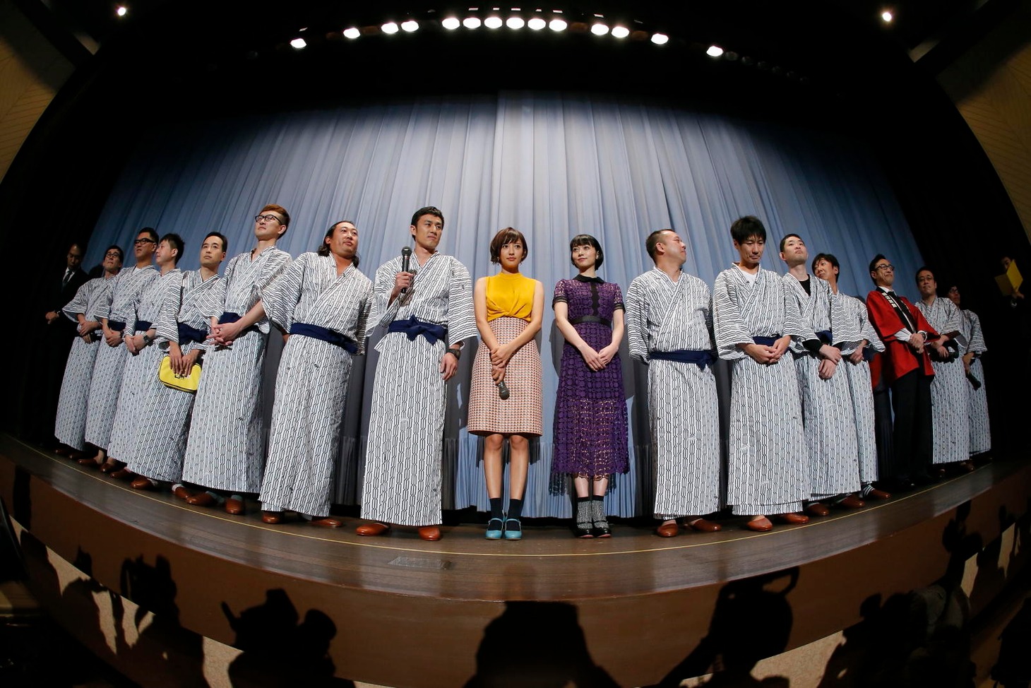 映画「田沼旅館の奇跡」初日舞台挨拶の様子。