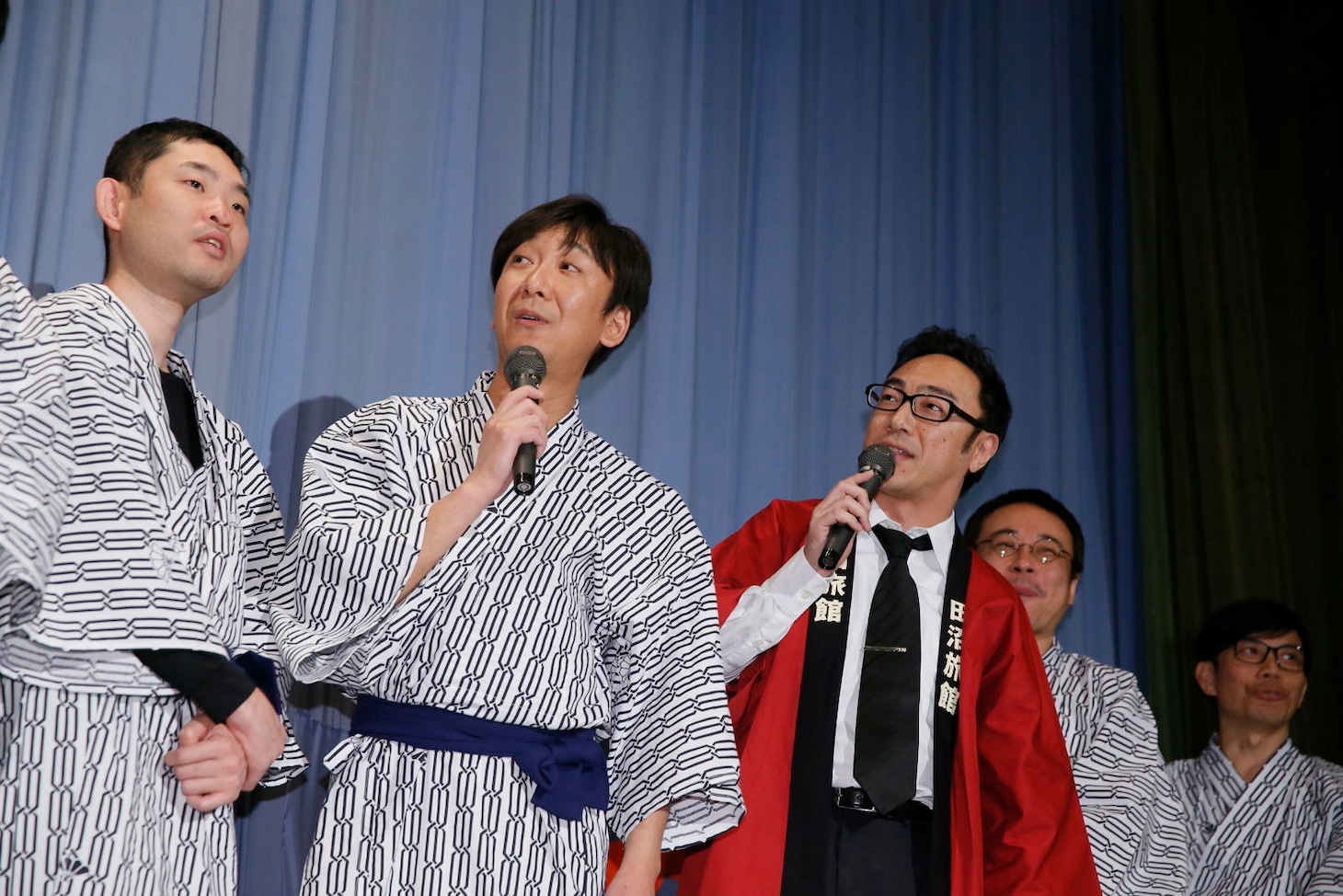 映画「田沼旅館の奇跡」初日舞台挨拶の様子。