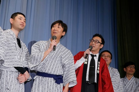 映画「田沼旅館の奇跡」初日舞台挨拶の様子。