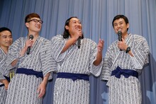 映画「田沼旅館の奇跡」初日舞台挨拶に登場したロバート。