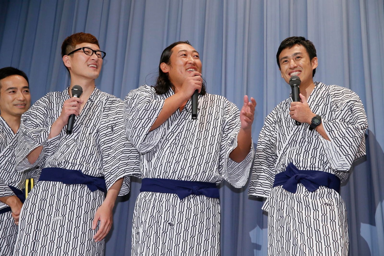 映画「田沼旅館の奇跡」初日舞台挨拶に登場したロバート。