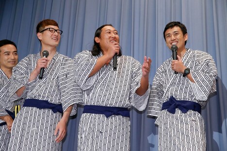 映画「田沼旅館の奇跡」初日舞台挨拶に登場したロバート。