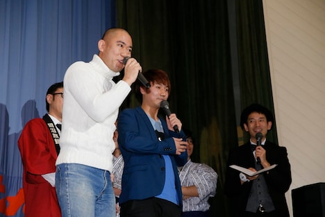 映画「田沼旅館の奇跡」初日舞台挨拶に登場したコロコロチキチキペッパーズ。