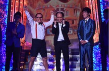 優勝を決め、ガッツポーズするトレンディエンジェル。(c)ABC