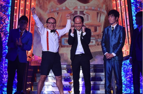 優勝を決め、ガッツポーズするトレンディエンジェル。(c)ABC