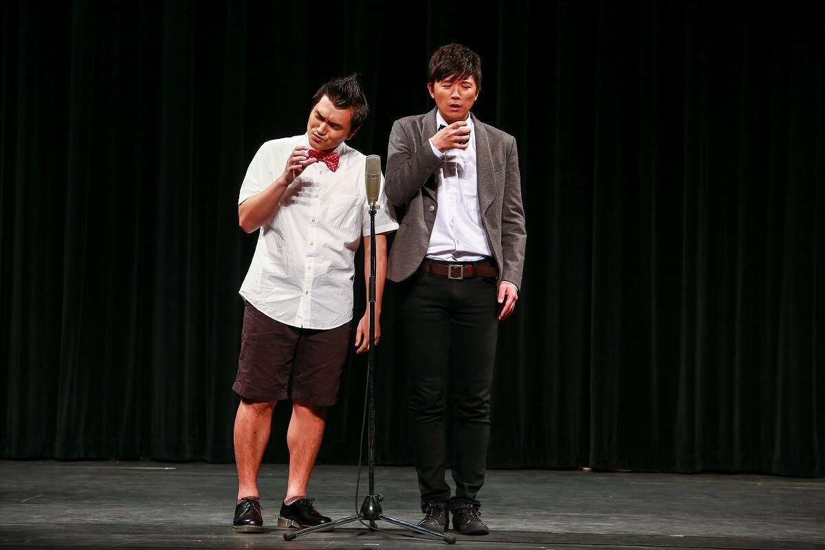 中国語の漫才を披露する漫才少爺（まんざいぼんぼん）。