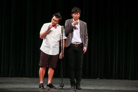 中国語の漫才を披露する漫才少爺（まんざいぼんぼん）。