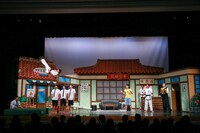 「第2回おきなわ新喜劇ツアー in 台湾『空手フリムン一代！』」のワンシーン。