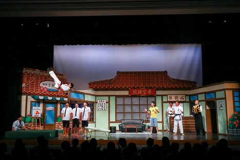 「第2回おきなわ新喜劇ツアー in 台湾『空手フリムン一代！』」のワンシーン。