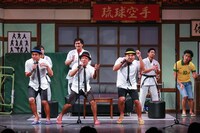 「第2回おきなわ新喜劇ツアー in 台湾『空手フリムン一代！』」のワンシーン。