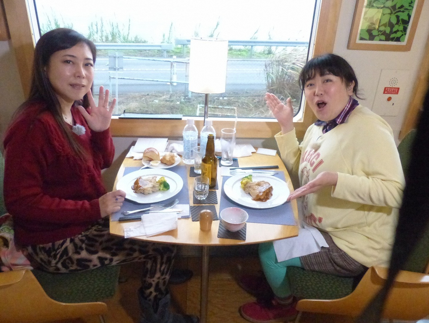 観光列車「おれんじ食堂」に乗車する椿鬼奴と森三中・黒沢（左から）。(c)MBS