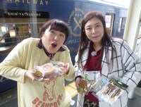 観光列車「おれんじ食堂」に乗車する森三中・黒沢と椿鬼奴（左から）。(c)MBS