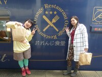 観光列車「おれんじ食堂」に乗車する森三中・黒沢と椿鬼奴（左から）。(c)MBS