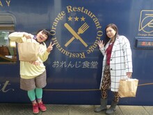 観光列車「おれんじ食堂」に乗車する森三中・黒沢と椿鬼奴（左から）。(c)MBS