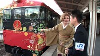 観光列車「花嫁のれん」に乗車するIKKO。(c)MBS