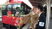 観光列車「花嫁のれん」に乗車するIKKO。(c)MBS