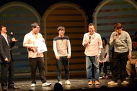 MCの内村光良、さまぁ～ずとのトークを展開するインデペンデンスデイ。