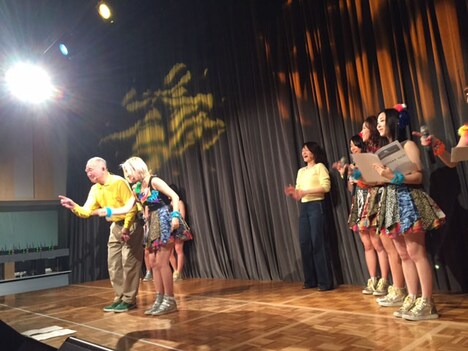 一夜限りでコンビを結成した、めいどのみやげティーチャと鈴木真梨耶。