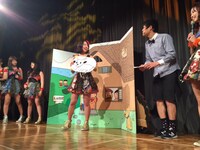 もう中学生のセットを借りてネタを披露する島崎莉乃。