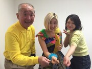 めいどのみやげと鈴木真梨耶（中央）。