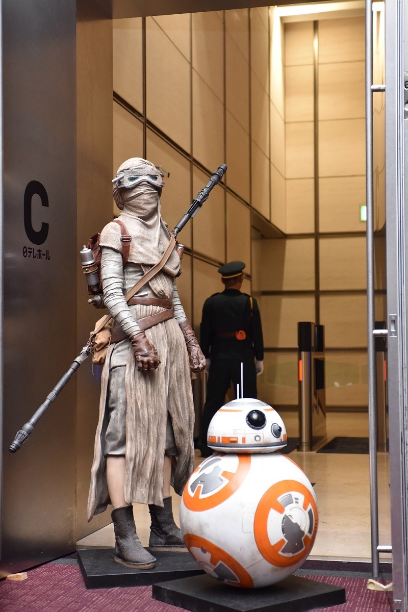 「『スター・ウォーズ／フォースの覚醒』公開記念 ～スター・ウォーズの世界～ フォース・フォー・ジャパン」で展示される登場キャラクターの等身大フィギュア。