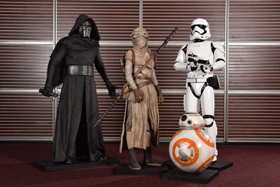 「『スター・ウォーズ／フォースの覚醒』公開記念 ～スター・ウォーズの世界～ フォース・フォー・ジャパン」で展示される登場キャラクターの等身大フィギュア。