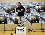 CMのアフレコに臨む出川哲朗。