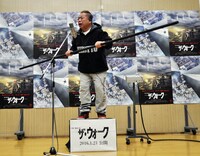 アフレコに挑戦する出川哲朗。