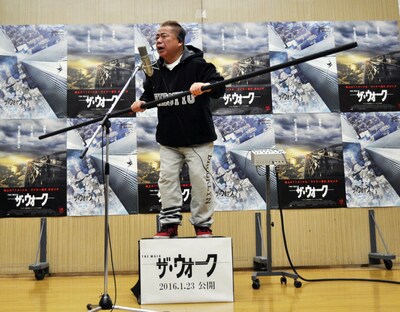 CMのアフレコに臨む出川哲朗。