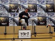 台を怪しむ出川哲朗。