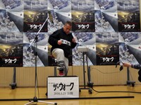 台を怪しむ出川哲朗。