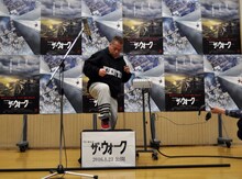 台を怪しむ出川哲朗。