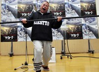 CMのアフレコに臨む出川哲朗。