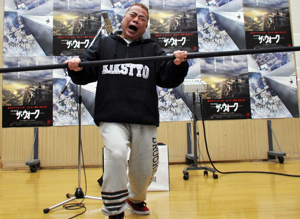 CMのアフレコに臨む出川哲朗。