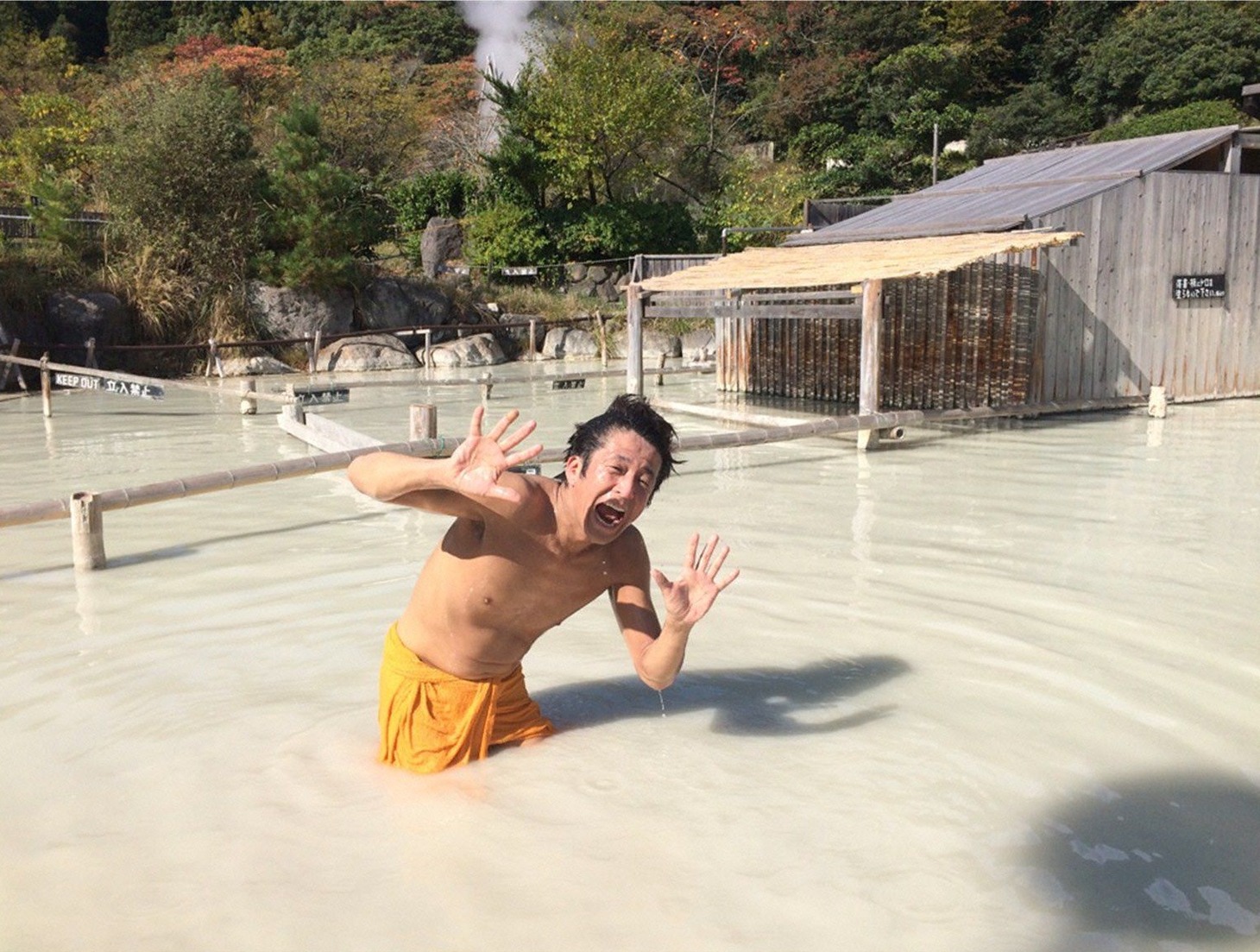 別府温泉の泥の湯に入るネプチューン堀内。(c)テレビ朝日