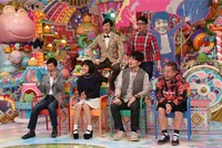 スタジオで堀内の旅の様子を見守る出演者たち。(c)テレビ朝日