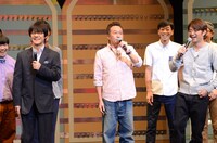 開会宣言を務めるさまぁ～ず三村（中央）。