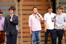 開会宣言を務めるさまぁ～ず三村（中央）。