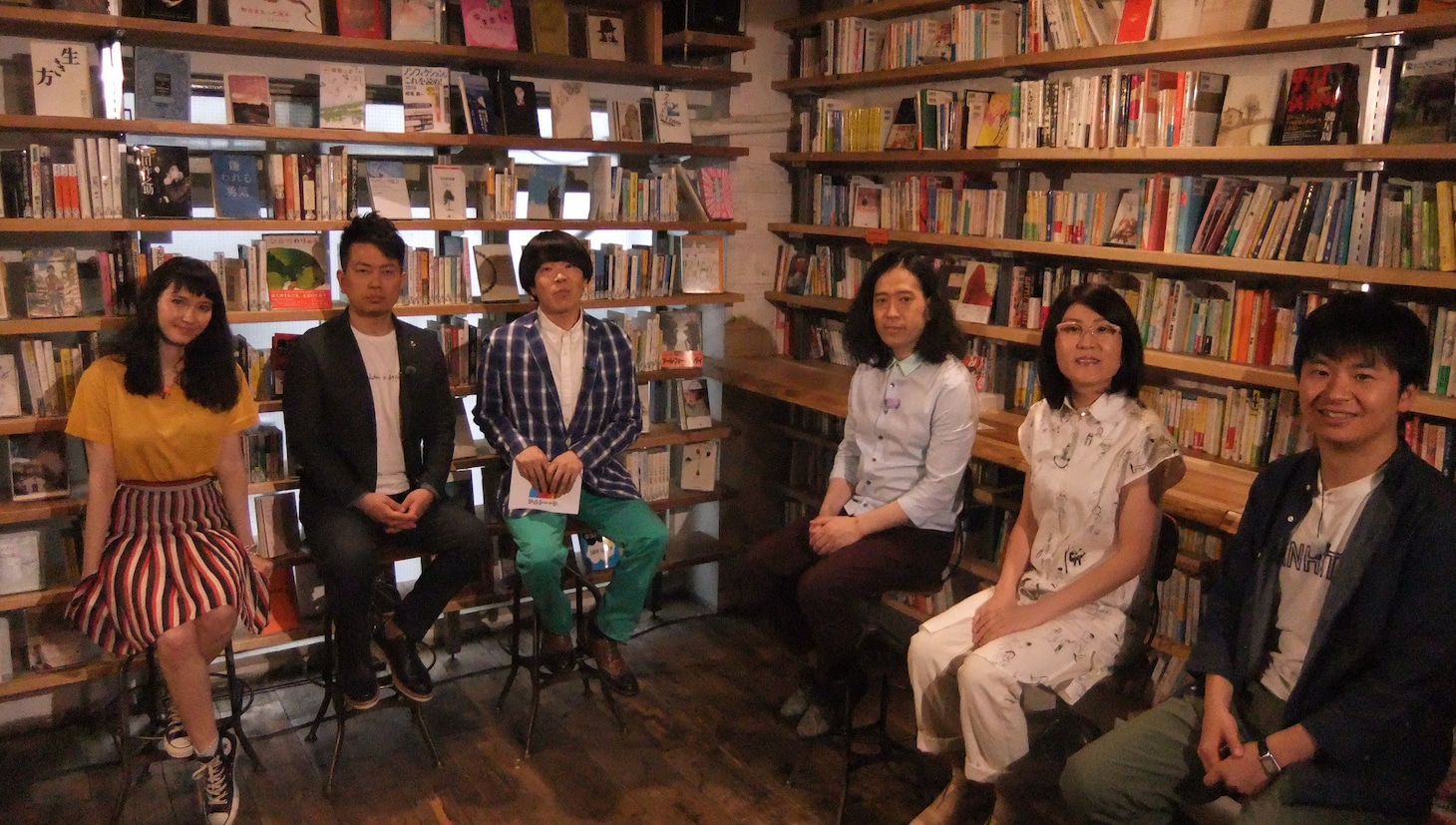 「本屋で読書芸人」(c)テレビ朝日/よしもとアール・アンド・シー