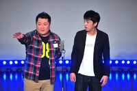 新ネタを披露するブラックマヨネーズ。