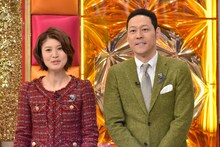 「耳が痛いテレビ」進行役の鈴江奈々アナウンサー、MCの東野幸治（左から）。(c)日本テレビ