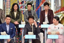 「耳が痛いテレビ」前列左からヒロミ、坂上忍、渡辺直美、後列左からピース又吉、ピース綾部、フットボールアワー後藤。(c)日本テレビ