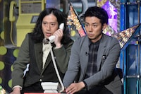 視聴者からの電話に応対するピース。(c)日本テレビ