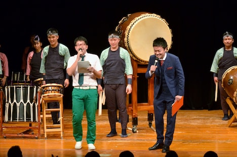 MCのエレファントジョン(手前)と、都立府中東高等学校の生徒たち。