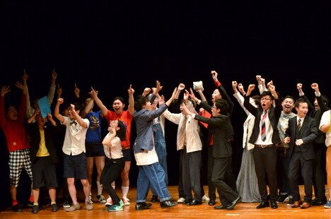 同点優勝が決まった瞬間の(左から)ワタナベコメディースクールと東京NSCの生徒たち。